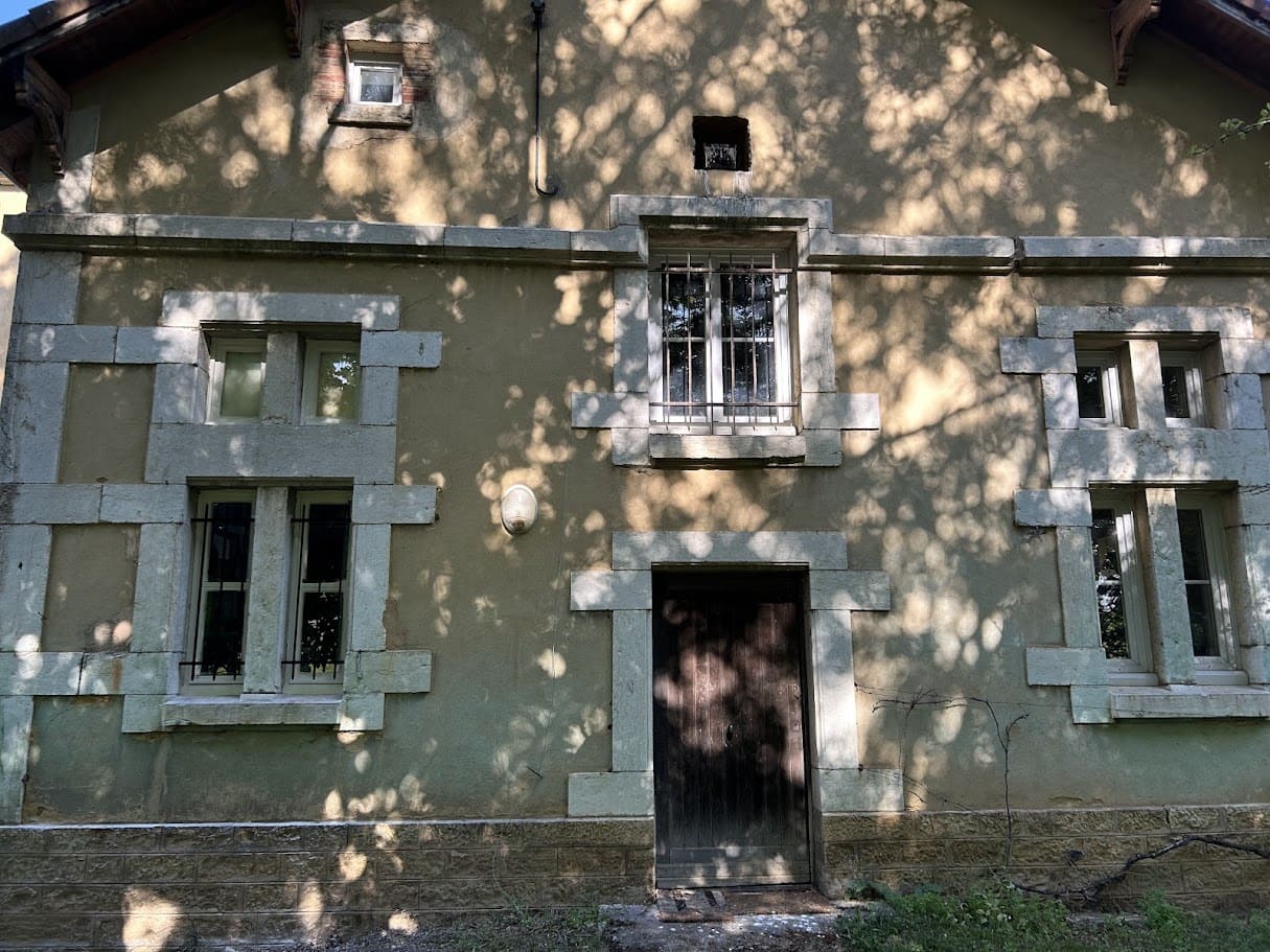 Fabrication et pose de grille de défense en fer forgé sur une ancienne école catholique des années 1900 transformée en habitation. le barreaudage est verticale, l'extrémité de chaque barreaux est en forme de goutte d'eau façonnée à la main. Les grilles sont scellées dans les encadrements des fenêtres. Le lot de 8 grilles a été fabriqué identique aux grilles existantes. L'ensemble est peint en ral 9005 noir et s'intègre parfaitement au bâtiment. Grilles de défense métallique réalisées et installées par l'entreprise Claude Jeandin métallerie.