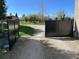 Fabrication et pose d'un portail métallique tôlé plein à deux vantaux pour un passage de 4 mètres. L'ossature est en tube carré, Chaque vantail est constitué de deux tôles. L'ensemble est peint en ral 9005. L'ouverture est manuelle, il est équipé d'une serrure décorative de marque LOCINOX. Portail réalisé par l'entreprise Claude Jeandin métallerie.