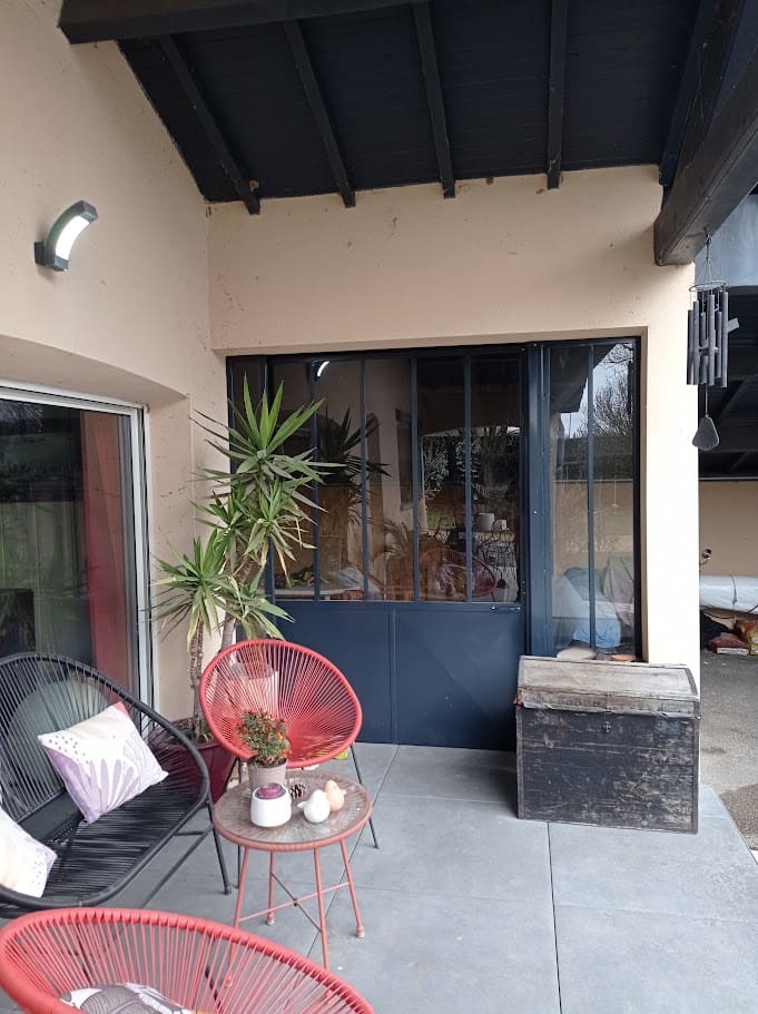 Fabrication et pose d'une verrière métallique comprenant deux châssis fixes et une porte coulissante pour fermer un atelier. La partie haute et vitrée, la partie basse et remplie par une tôle pliée en pointe de diamant. L'ensemble et peint en ral 7016. Verrière réalisée par l'entreprise Claude Jeandin métallerie.