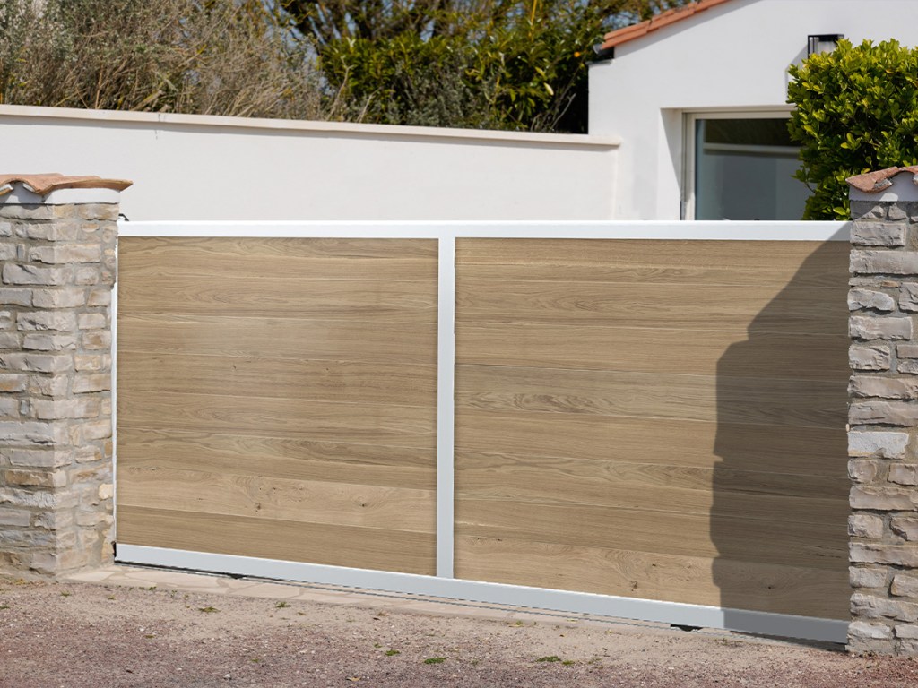 portail en composite Ocewood imitation bois pour illustrer une série d'articles sur le choix de son portail par claude jeandin artisan métallier
