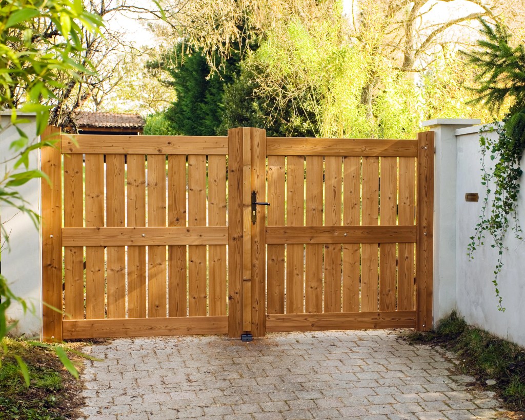 photo d'un portail en bois pour illustrer une série d'articles sur le choix de son portail par claude jeandin artisan métallier